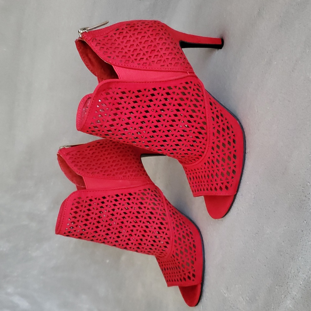 🆕️ UNISA Red Faux Suede Cut-Out Peep Toe Heeled Booties WOMENS SIZE: 7.5M